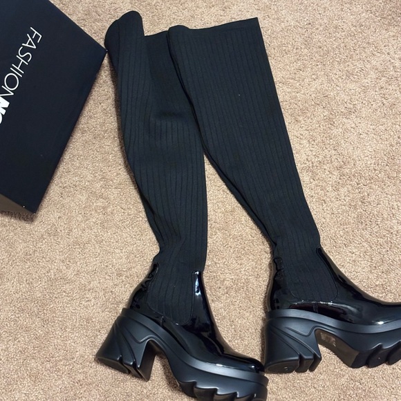 Knit shaft goes over the knee. Never worn. Round toe, platform block heel. - Picture 2 of 5